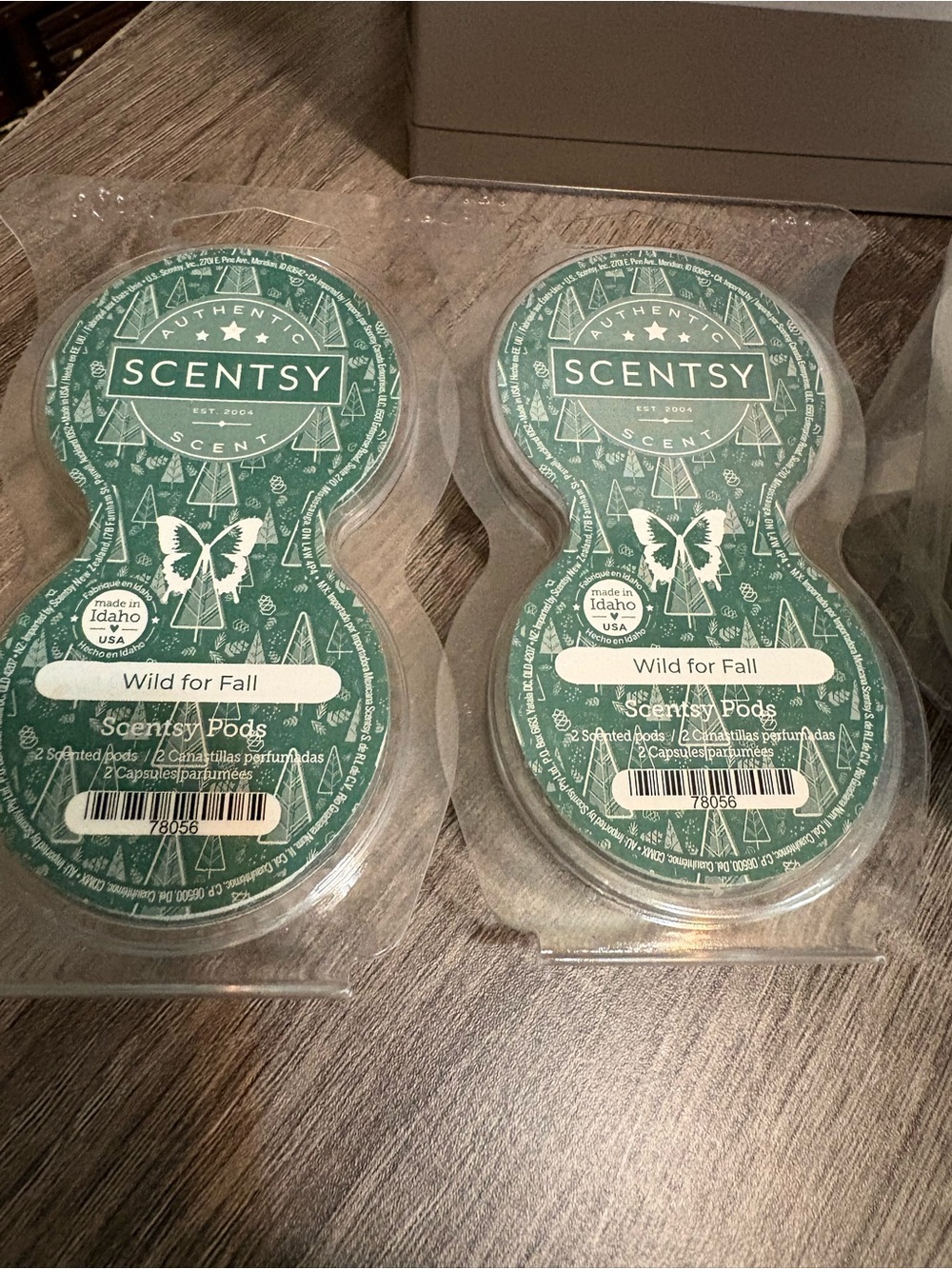 Scentsy Golden Crest Ceramic diffuser with wild for fall pods - Picture 2 of 4